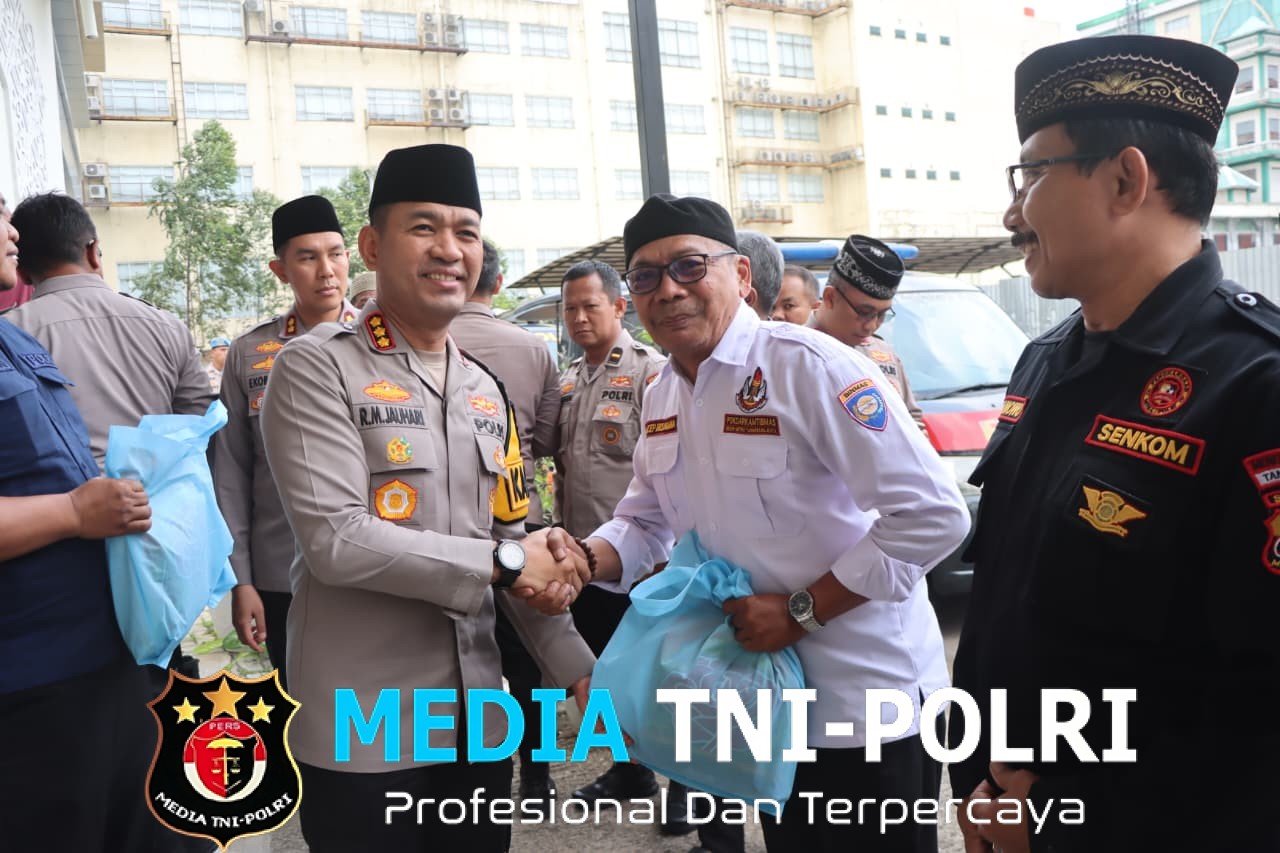 Jumat Peduli, Kapolres Metro Tangerang Kota Bagikan Sembako untuk Potmas