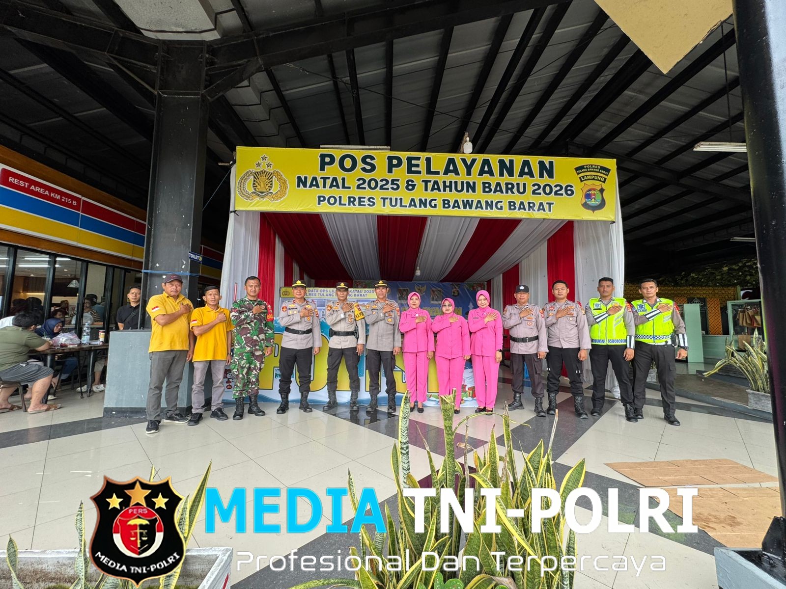 Kunjungi Pos Yan Rest Area Km 215 B Ops Lilin Krakatau 2025, Kapolsek Bersama Ibu Ketua Bhayangkari Ranting Gunung Agung Berikan Bingkisan Kepada Personil Yang Bertugas