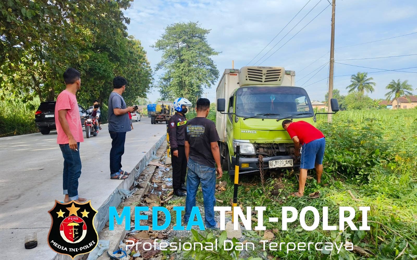 Sigap dan Humanis, Personel Pospam Way Pengubuan Bantu Evakuasi Truk Terperosok