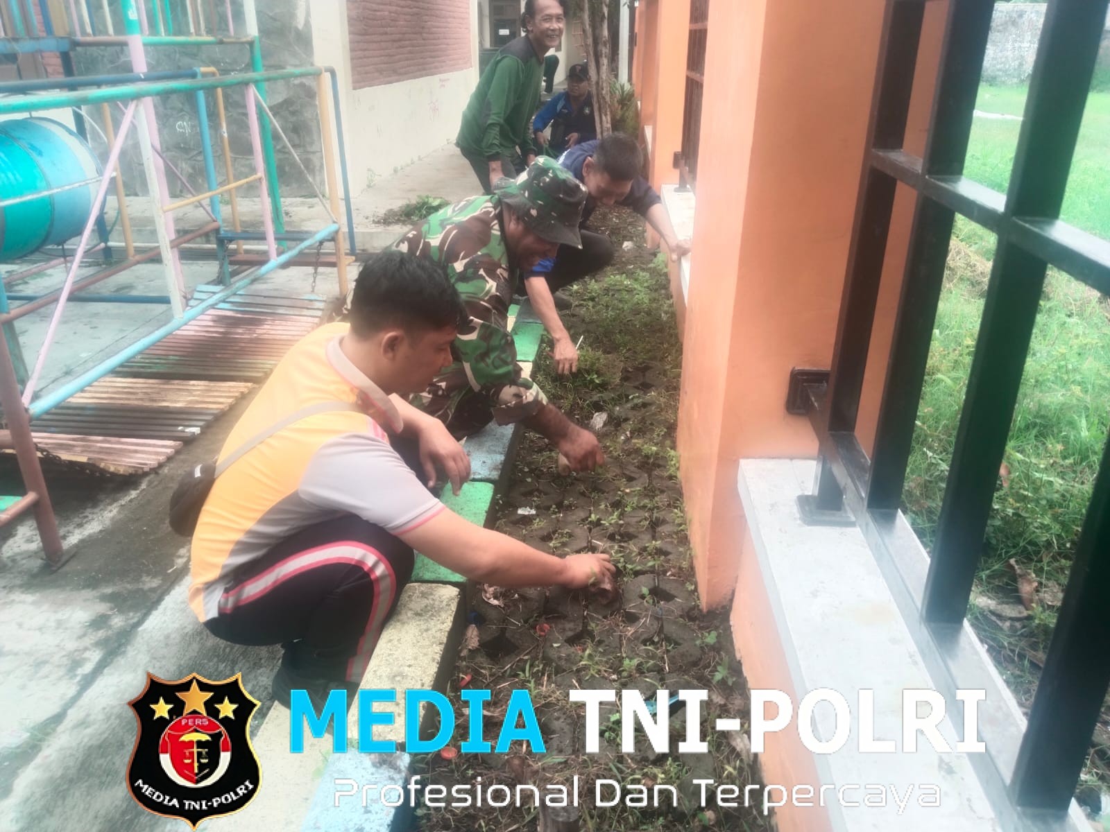 Peduli Kebersihan Lingkungan, Babinsa & Saberling Kerja Bakti Bersih Lingkungan