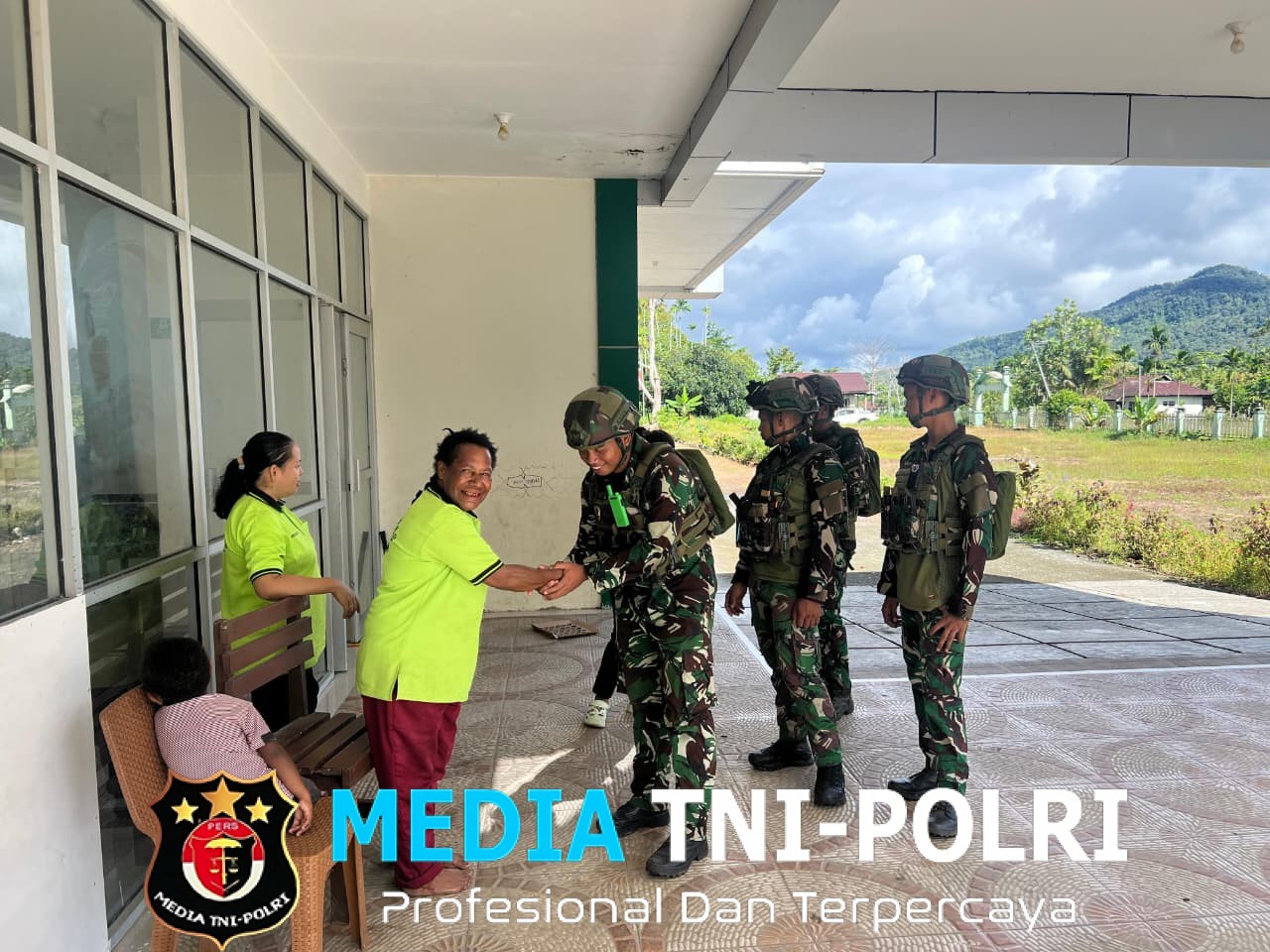 Karya Bhakti di Lingkungan Puskesmas Satgas Yonif 521/DY Bersama Babinsa Setempat Distrik Benawa