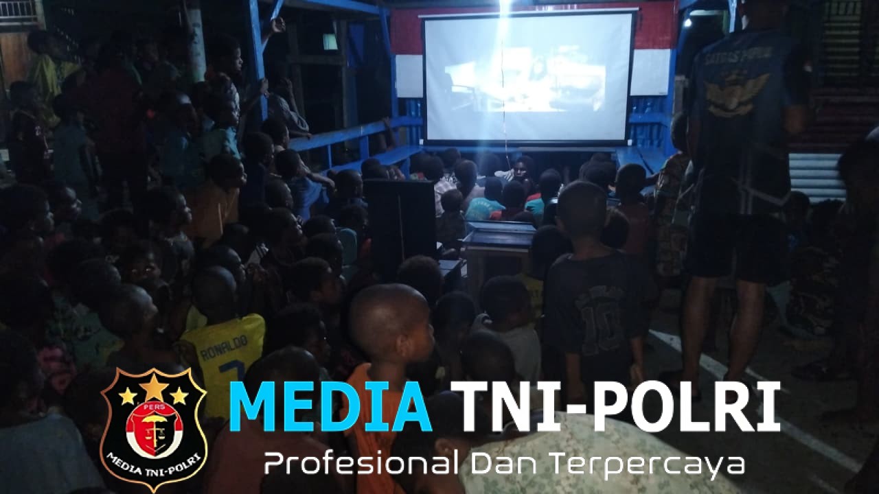 Semarakkan Natal Penuh Kebahagiaan, Satgas Yonif 123/Rajawali Gelar Nonton Bareng Anak-Anak Papua