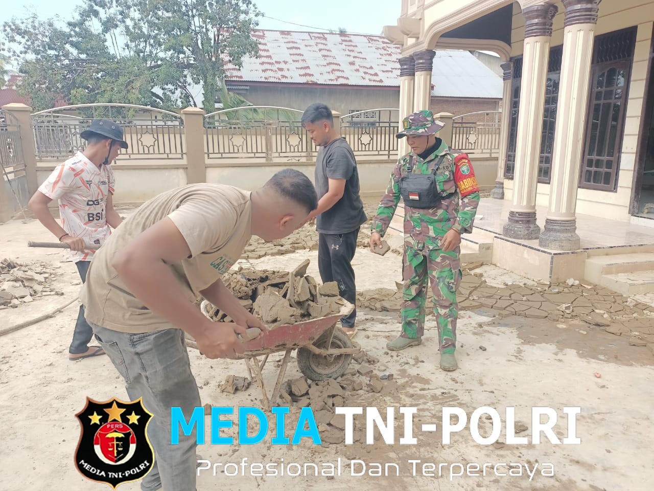 Pembersihan Pascabanjir Dayah Darus Sa’adah MTG Pakeh Tanah Pasir di Desa Pande, Kabupaten Aceh Utara
