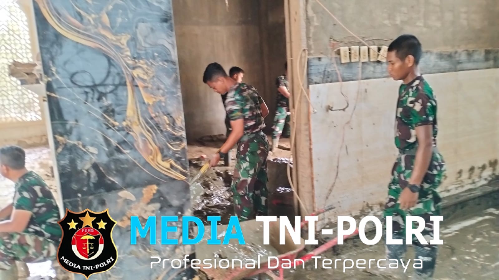 Pembersihan Masjid Rumoh Rayeuk Pascabanjir, Prajurit TNI Berjibaku Angkat Lumpur