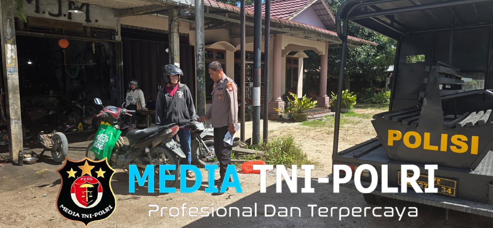 Jaga Rasa Aman, Polsek Mandor Patroli Siang dan Beri Himbauan Warga