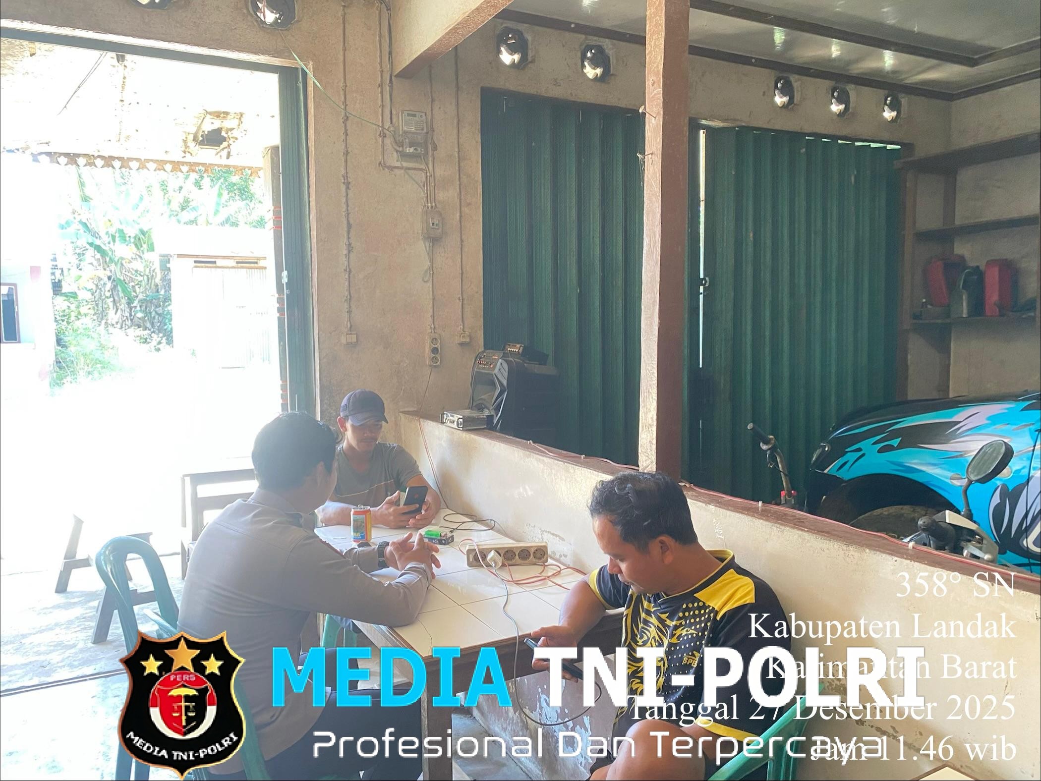 Polisi Sambangi Warga Saat Patroli Siang, Ajak Jaga Keamanan Jelang Tahun Baru