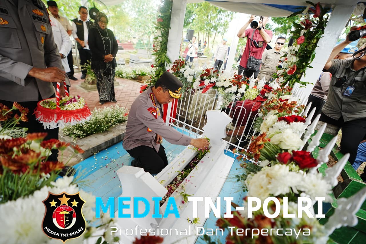 Kapolri Ziarah ke Makam Marsinah dan Letakkan Batu Pertama Museum Pahlawan Nasional di Nganjuk