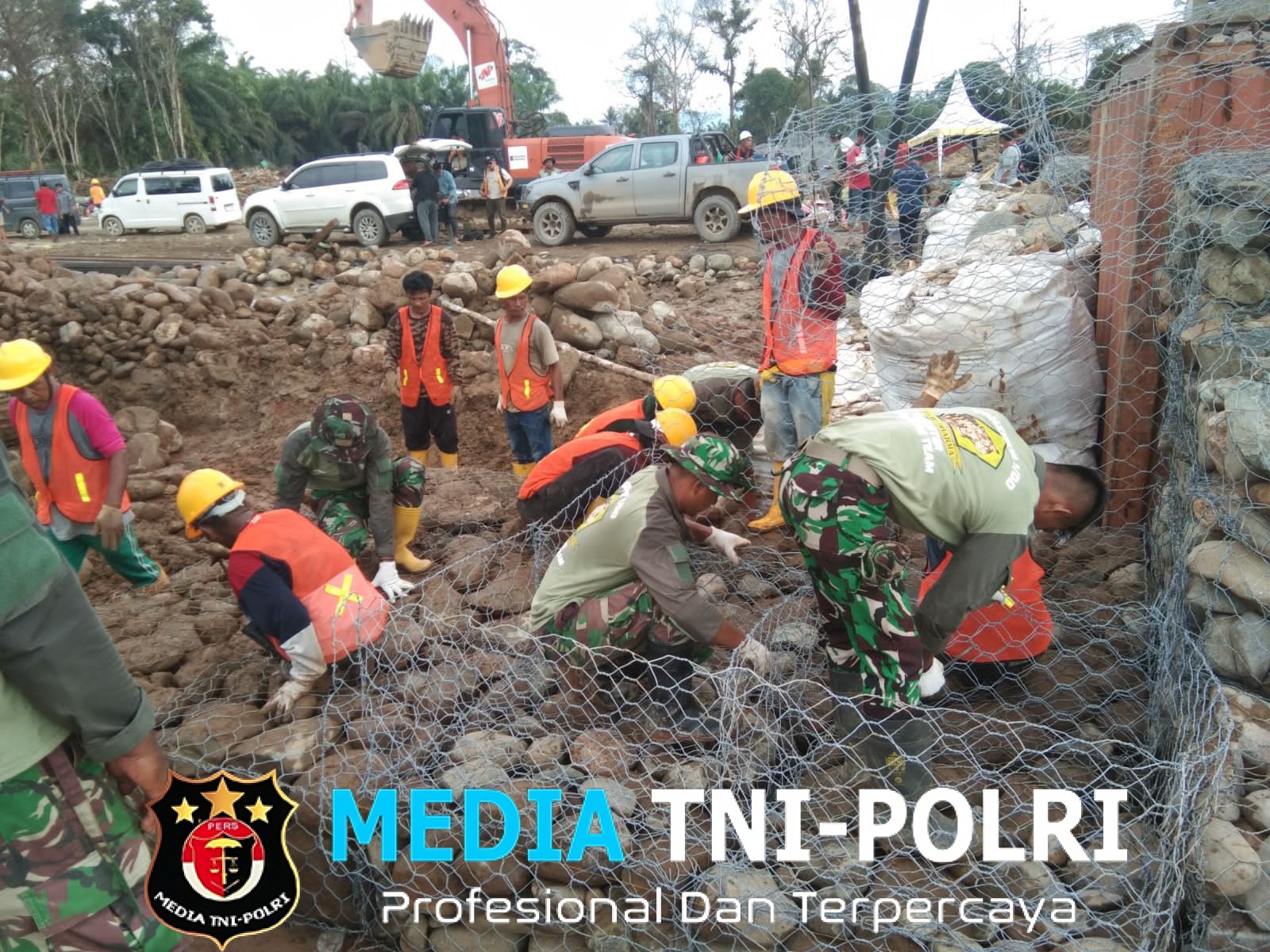 Satgas Yonzipur I/DD Lanjutkan Pemasangan Jembatan Bailey Pascabencana di Desa Garoga