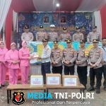 Kapolsek Tulang Bawang Tengah dan Kapolsek Tumijajar Bersama Ibu Ketua Bhayangkari Ranting Kunjungi Pospam Mulya Asri Berikan Bingkisan Kepada Personil Yang Bertugas