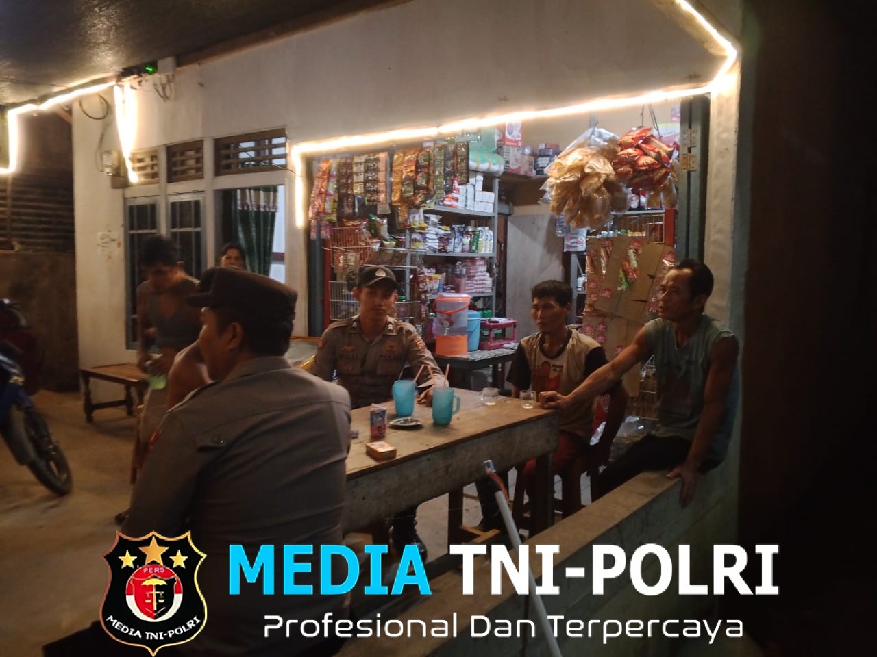 Patroli Malam Jadi Ajang Silaturahmi Polisi dengan Warga Air Besar