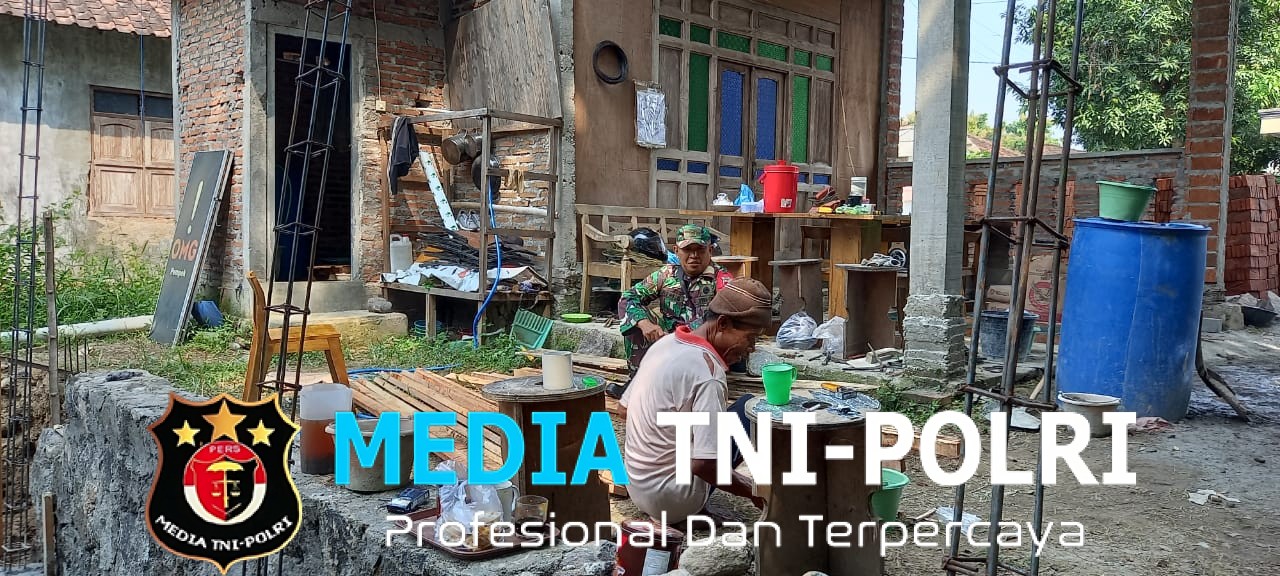 Babinsa Koramil Sambi Bantu Renovasi Rumah, Wujud Nyata Kemanunggalan TNI–Rakyat