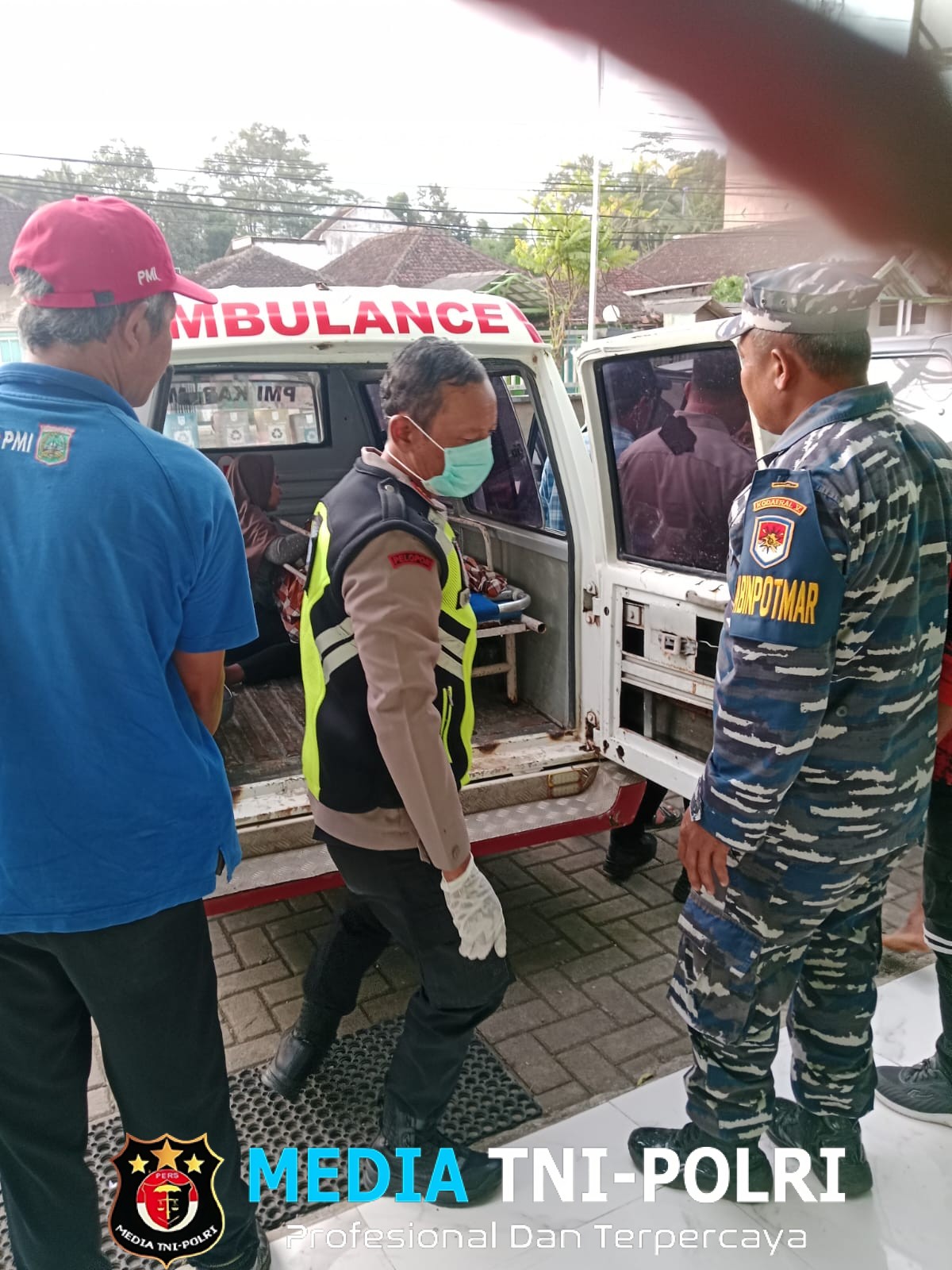 Gerak Cepat Petugas, Korban Terseret Ombak di Pantai Wonogoro Berhasil Dievakuasi