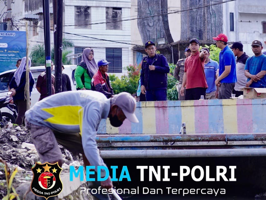 Dukung Upaya Percantik Wajah Ibukota, Bupati dan Wakil Bupati Pringsewu Tinjau Gotongroyong Masyarakat