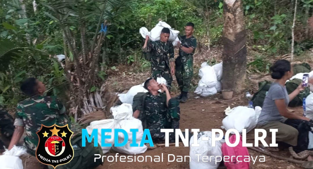 Satgas Gulbencal Kodam I/BB Bersama Yonif TP 905/TS Berjalan Kaki Salurkan Logistik ke Desa Bonan Dolok