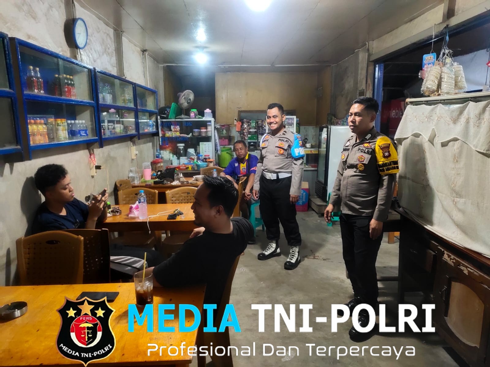 Melalui Patroli Dialogis Malam Hari, Personel Polsek Mempawah Hulu Titipkan Pesan Kamtibmas