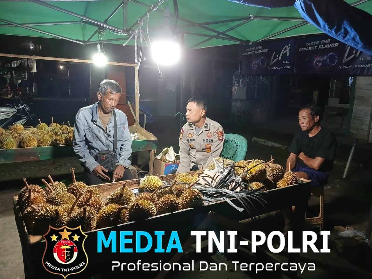 Patroli Dialogis Polsek Mandor Jalin Silaturahmi dengan Penjual Durian