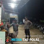 Patroli Malam Penuh Keakraban, Polisi Duduk Santai Bersama Warga Serimbu