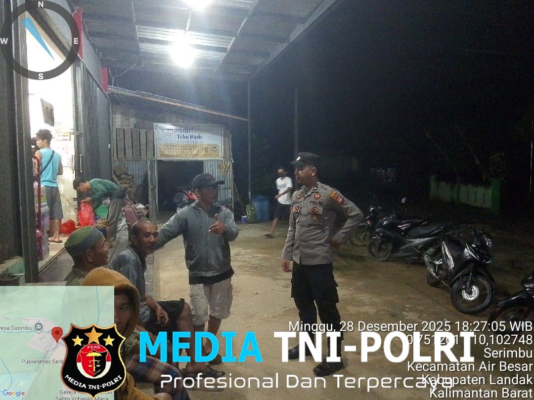 Patroli Malam Penuh Keakraban, Polisi Duduk Santai Bersama Warga Serimbu