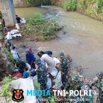 Pasca Longsor, Personil TNI Bersama Warga Perbaiki Pondasi Jembatan Penghubung