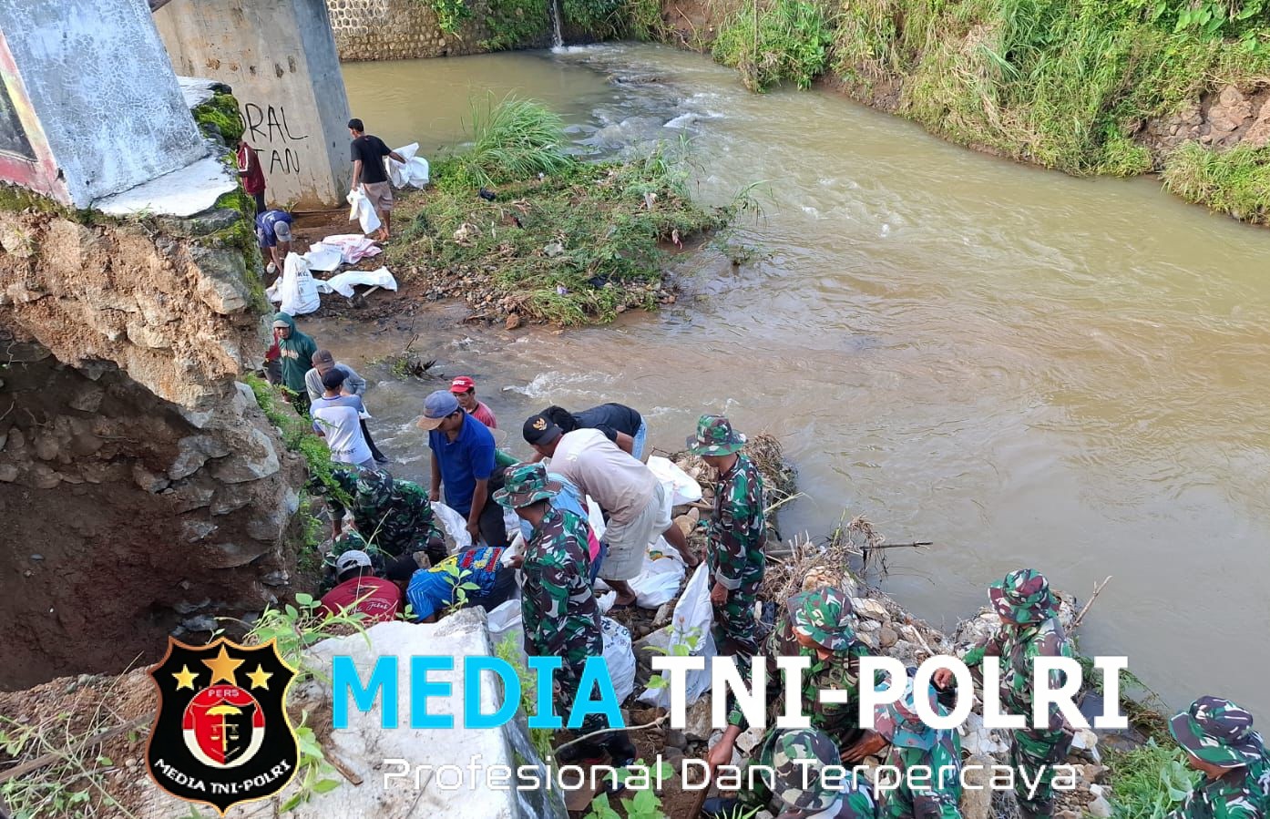 Pasca Longsor, Personil TNI Bersama Warga Perbaiki Pondasi Jembatan Penghubung