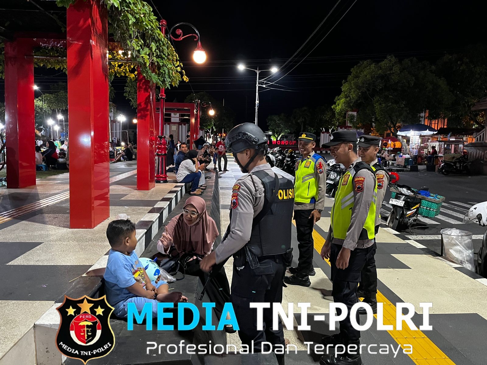 Personel Pos Terpadu Ops Lilin Candi 2025 Polres Wonogiri Intensifkan Patroli Malam di Alun-alun Giri Krida Bhakti