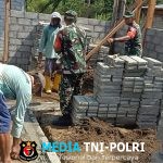 Pererat Kebersamaan, Babinsa Desa Gandean Gotong Royong Bangun Rumah Warga