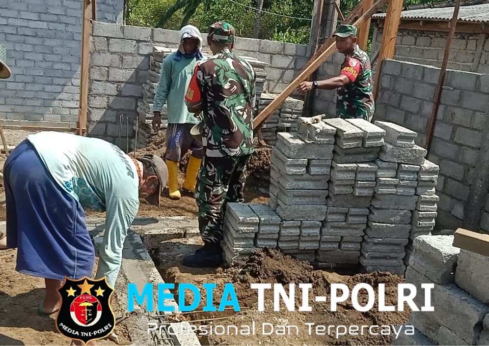 Pererat Kebersamaan, Babinsa Desa Gandean Gotong Royong Bangun Rumah Warga