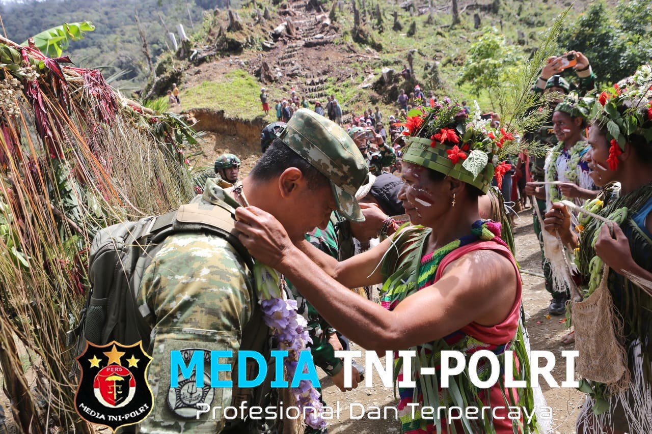 Bakar Batu Perekat Persaudaraan, Pangkogabwilhan III Letakkan Batu Pertama Gereja di Tomka