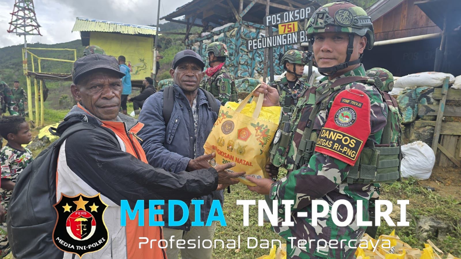 Pos Oksop Satgas Yonif 751/VJS Bagikan Bingkisan Natal di Kampung Atenar Warga Senang dan Merasa Terbantu