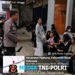 Personil Piket Polsek Ngabang Berikan Pesan Kamtibmas Kepada Masyarakat Yang Berbelanja Saat Melaksanakan Patroli