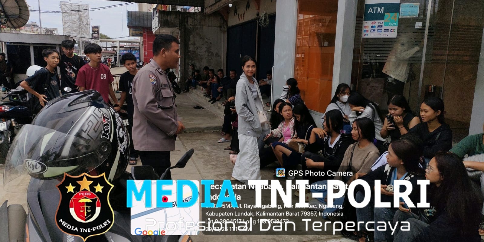 Personil Piket Polsek Ngabang Berikan Pesan Kamtibmas Kepada Masyarakat Yang Berbelanja Saat Melaksanakan Patroli