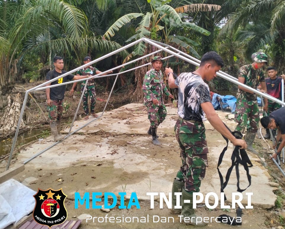 Koramil 29/Langkahan Bersama Kavaleri Salurkan dan Pasang Tenda Family BNPB untuk Warga Terdampak Bencana