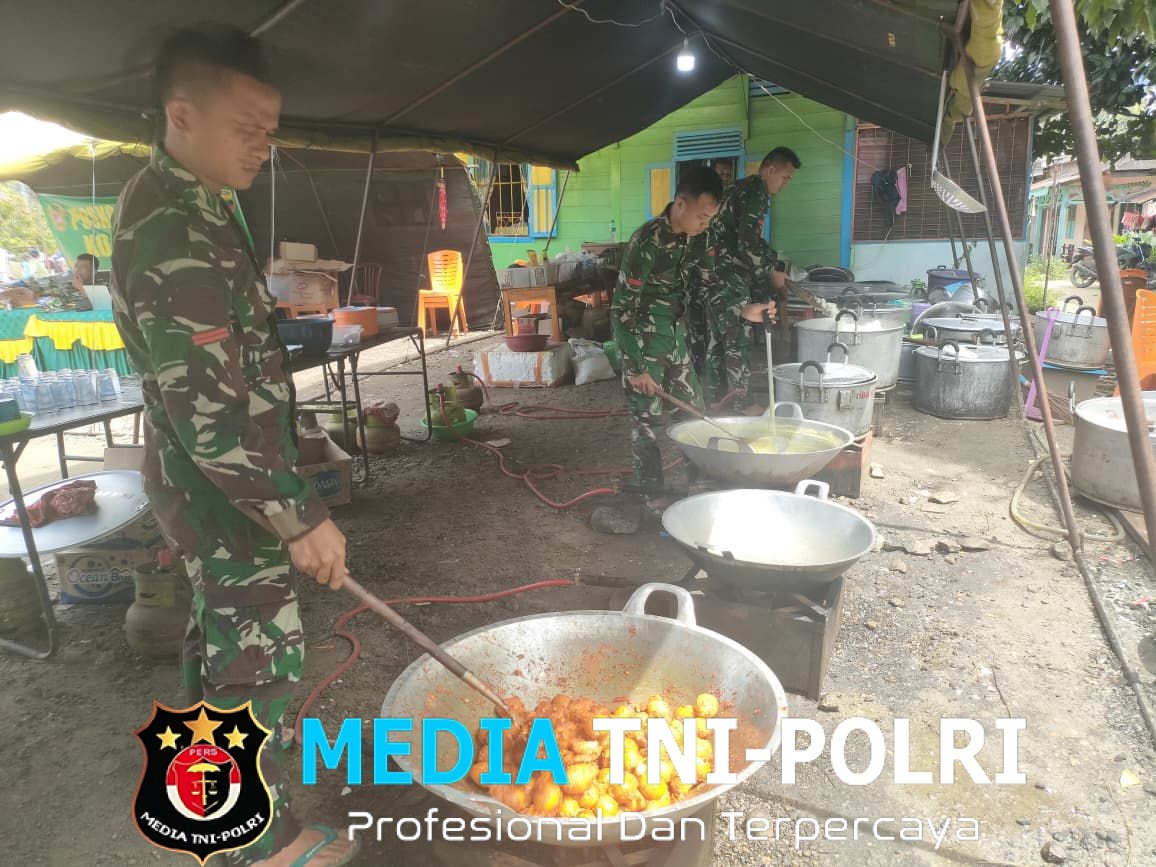 TNI Terus Operasikan Dapur Umum bagi Warga Terdampak Bencana Alam Banjir di Sayurmatinggi, Tapsel