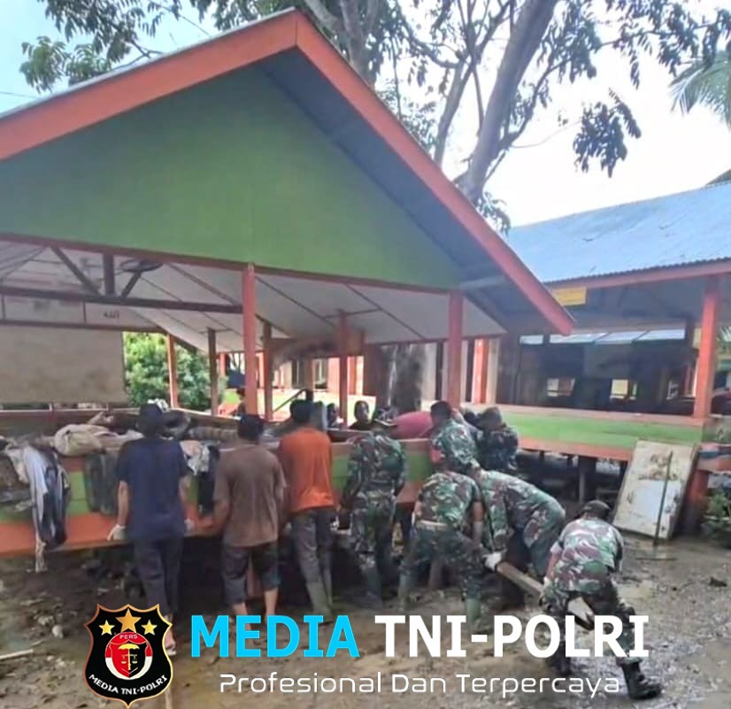 TNI Bersama Warga Bersihkan Dayah Terdampak Banjir di Aceh Utara