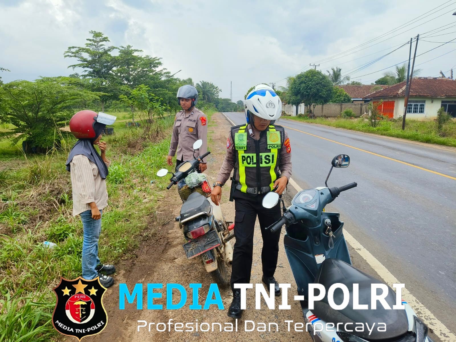 Ops Lilin Krakatau 2025 Polri Hadir untuk Masyarakat, Bantu Pengendara Motor yang Mogok