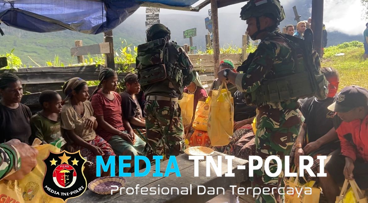 Satgas Yonif 751/VJS Bagikan Bingkisan Natal untuk Warga Kampung Mimin dan Alutbakon Tebar Sukacita di Perbatasan