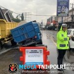 Dump Truk Bermuatan Pasir Mogok di Jalinsum Pringsewu, Polisi Turun Atur Lalin