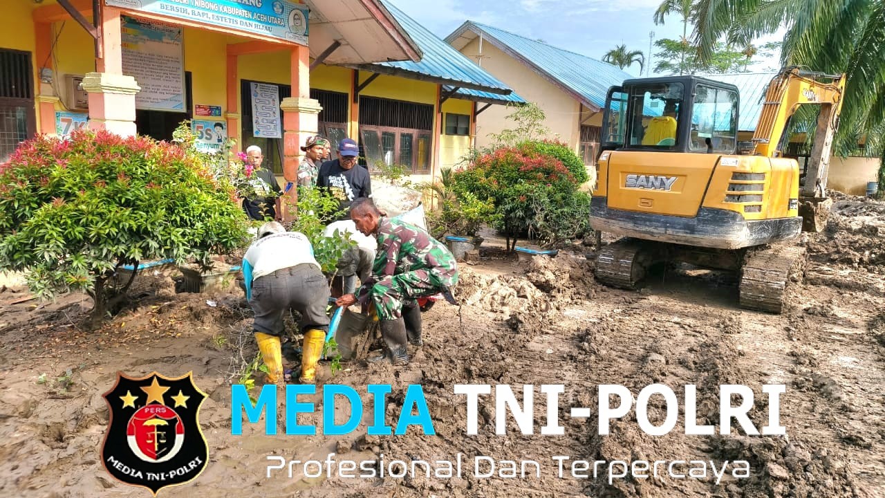TNI-Polri dan Relawan Terjang Lumpur, Pulihkan SMP Negeri 1 Ranto Pasca Banjir