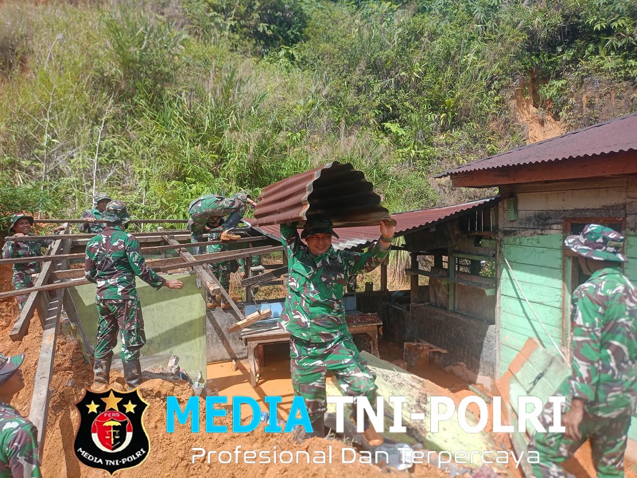 Satgas Gubencal Yonif 122/TS Melaksanakan Pembersihan Rumah Warga Akibat Longsor Di Desa Pagatan Pisang Kec Adian Koting