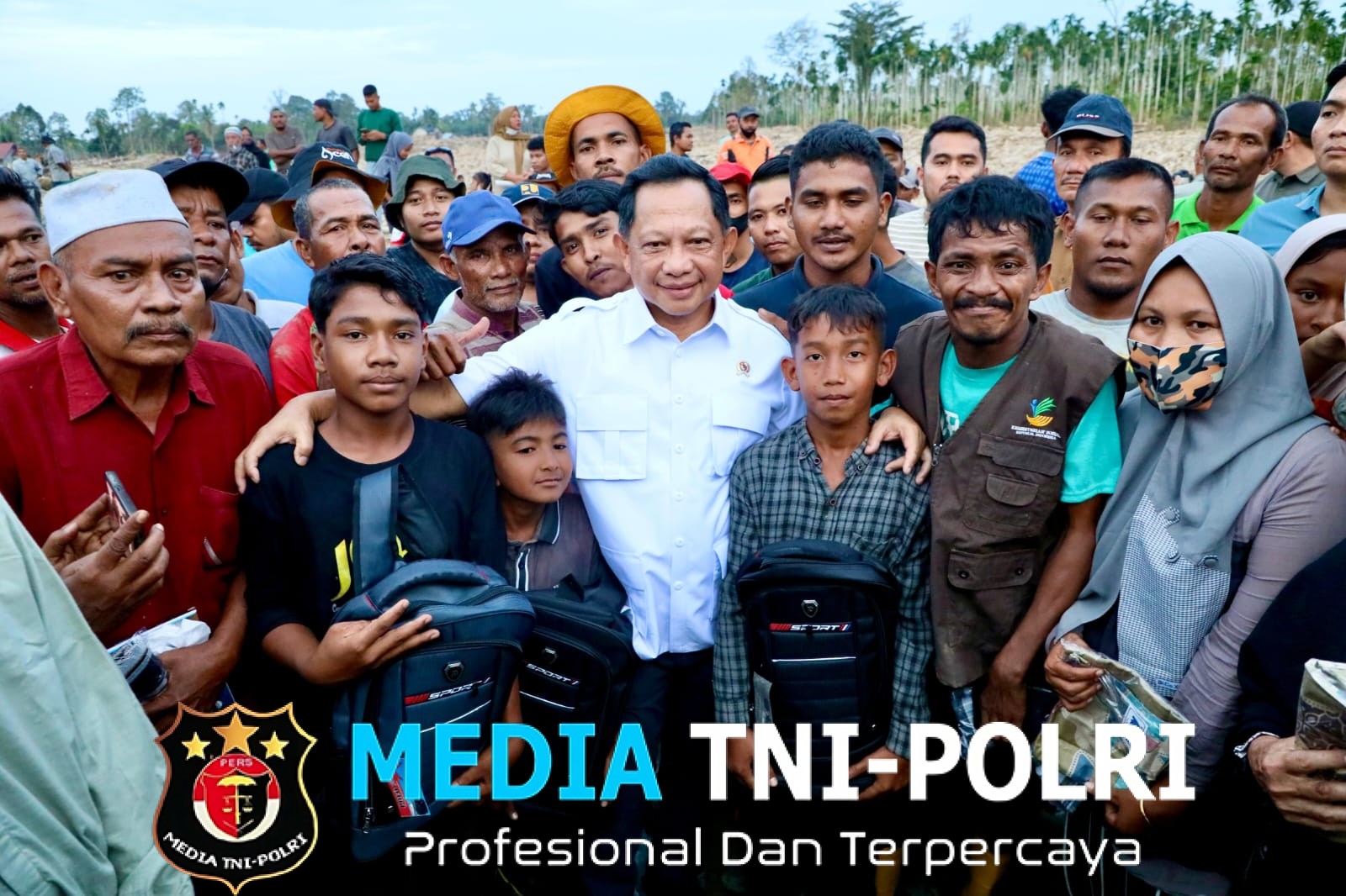 Mendagri Serahkan Bantuan ke Desa Geudumbak Kecamatan Langkahan, Aceh Utara