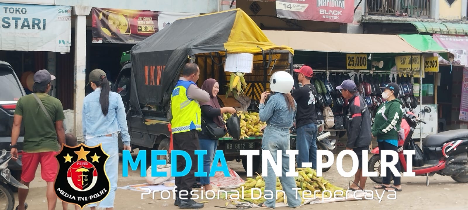 Personel Polsek Mempawah Hulu Pantau Situasi Pasar Karangan Jelang Pergantian Tahun Baru