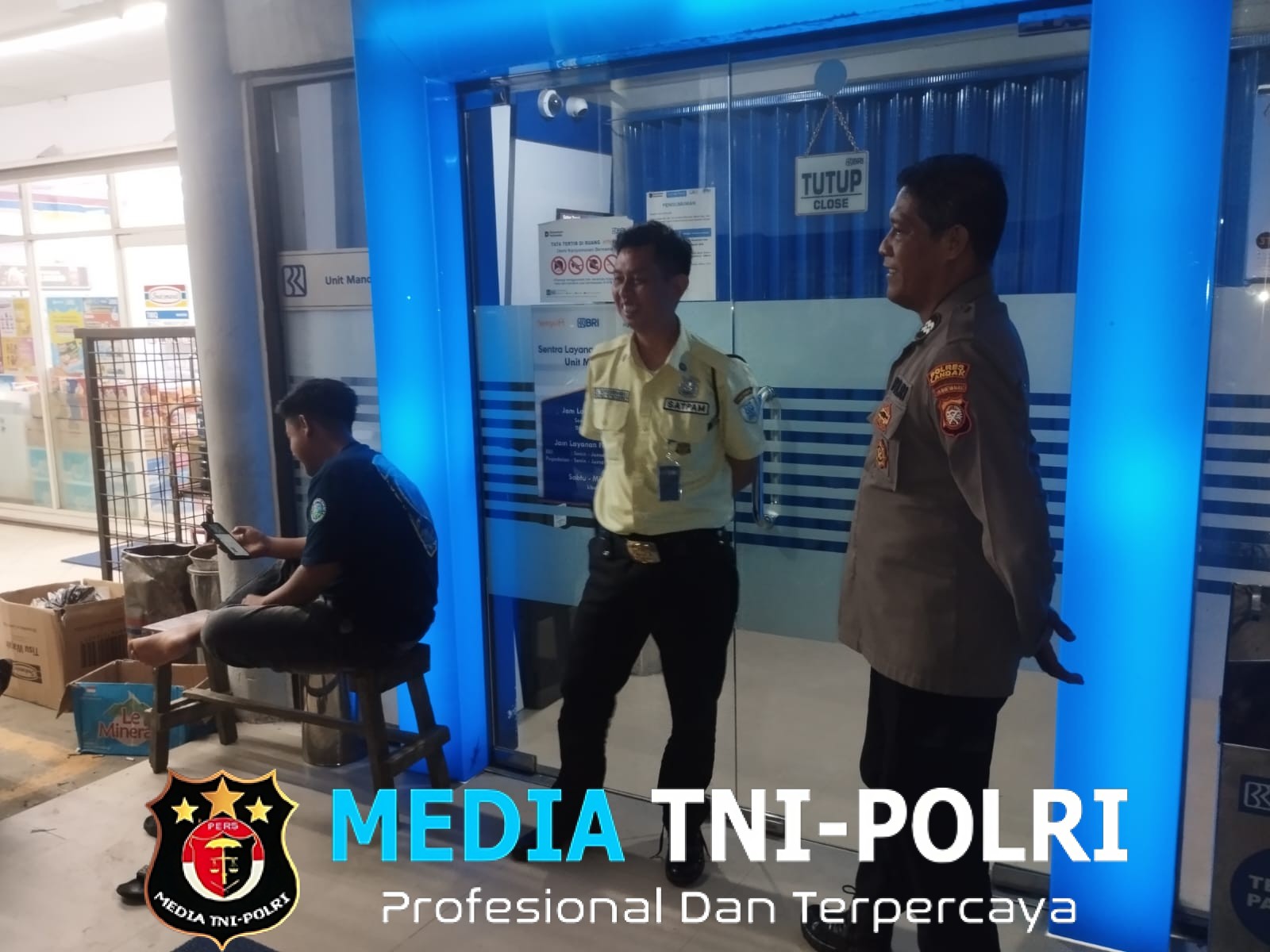 Jaga Kamtibmas, Polisi Sambangi Pos Satpam Saat Patroli Malam