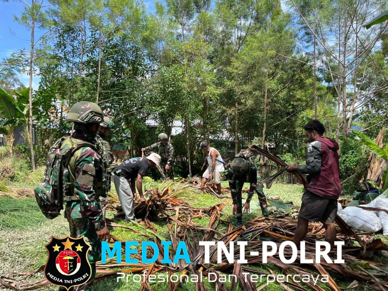 Budaya Bakar Batu Satgas Yonif 521/DY Menghadiri Acara Menyambut Tahun Baru Bersama Masyarakat Papua