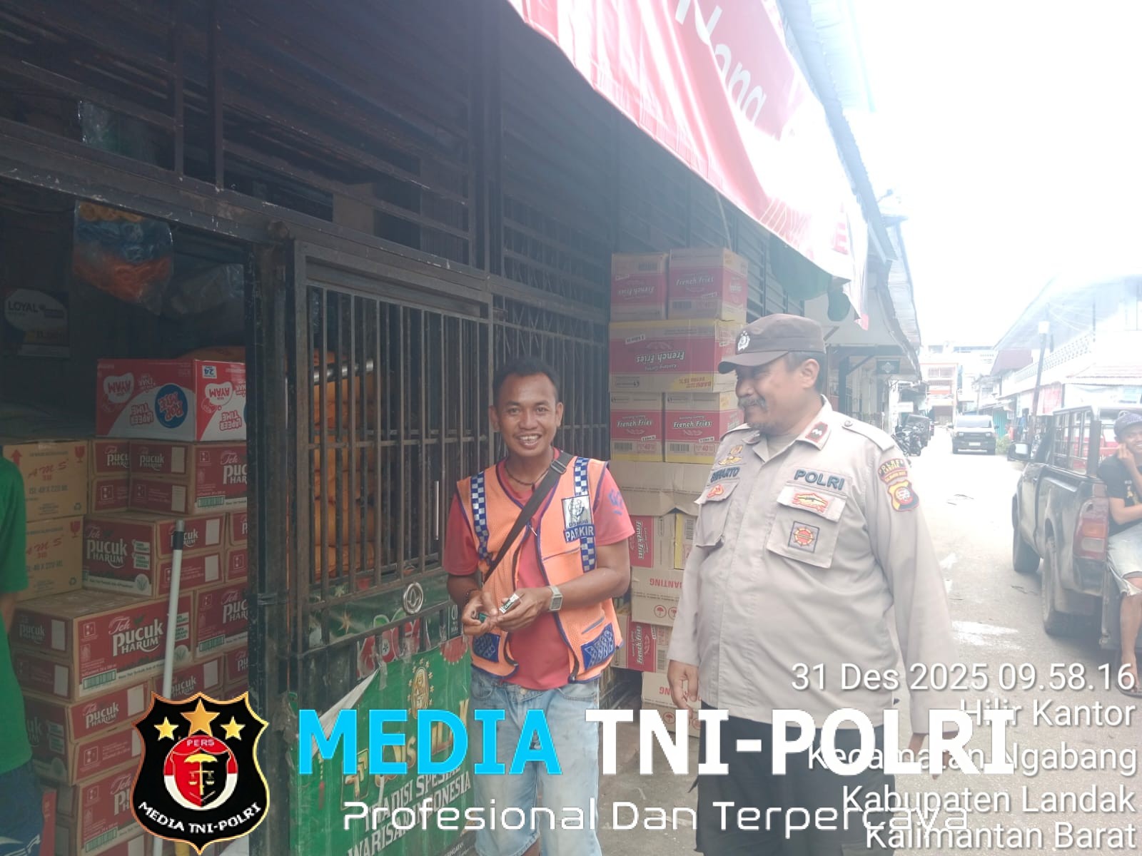 Patroli Dialogis Polsek Ngabang Berikan Pesan Kamtibmas Untuk Tetap Menjaga Situasi Menjelang Pergantian Malam Tahun Baru