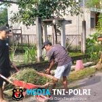 Wujud Nyata Kemanunggalan TNI Dengan Rakyat, Babinsa Dan Masyarakat Lakukan Pembersihan Lingkungan