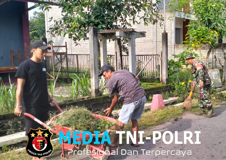 Wujud Nyata Kemanunggalan TNI Dengan Rakyat, Babinsa Dan Masyarakat Lakukan Pembersihan Lingkungan