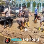 Polres Aceh Selatan Bersama BPBD, Brimob, dan Damkar Terus Lakukan Pembersihan Sisa Material Banjir Bandang di Trumon Tengah