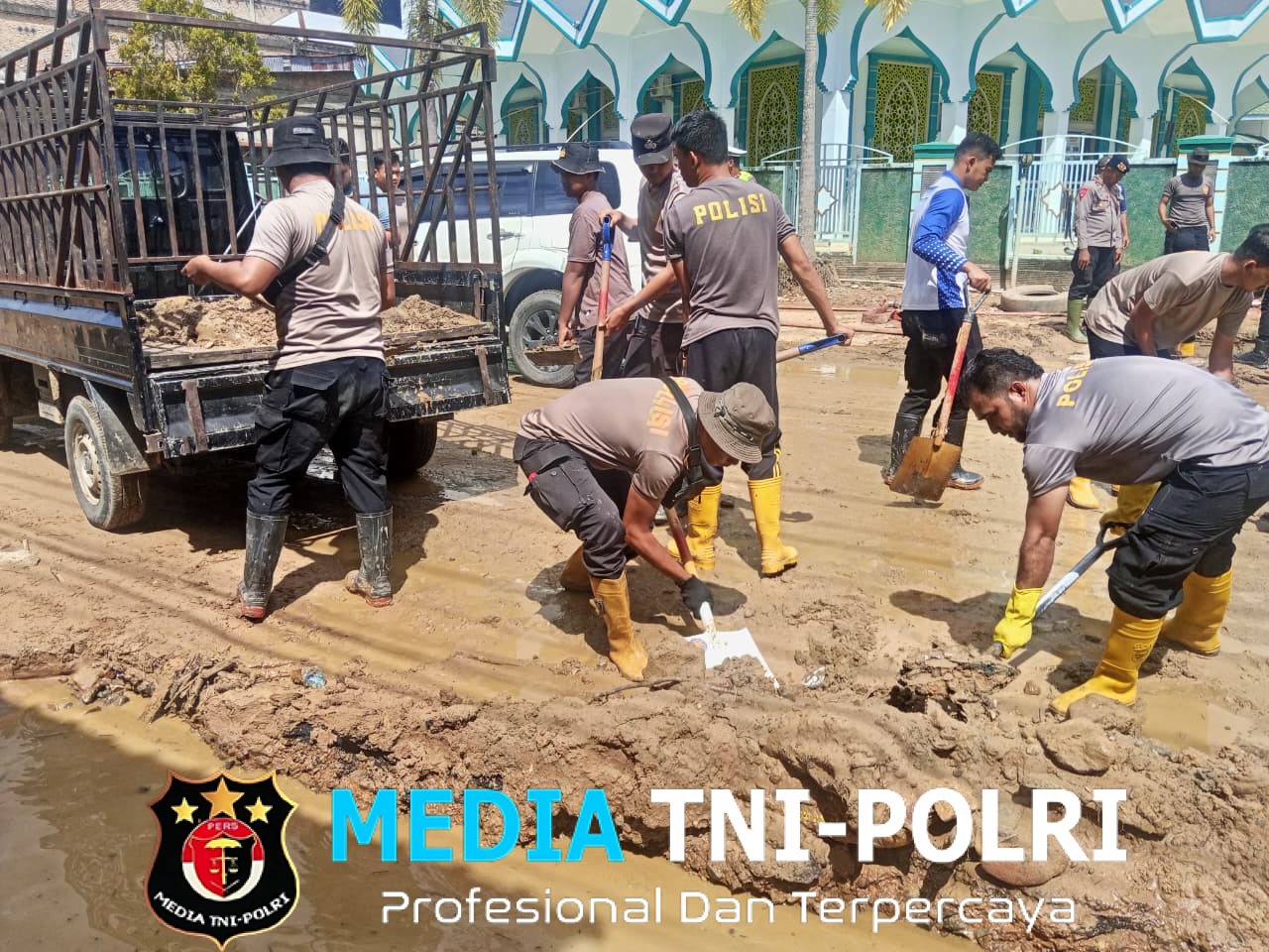 Polres Aceh Selatan Bersama BPBD, Brimob, dan Damkar Terus Lakukan Pembersihan Sisa Material Banjir Bandang di Trumon Tengah