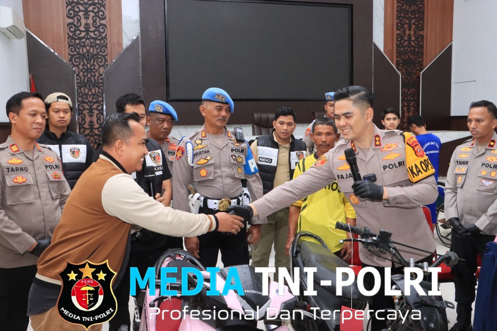 Dua Masyarakat Ucapkan Banyak Terimakasih Kepada Kapolres Indramayu, Motor yang Hilang Telah Kembali