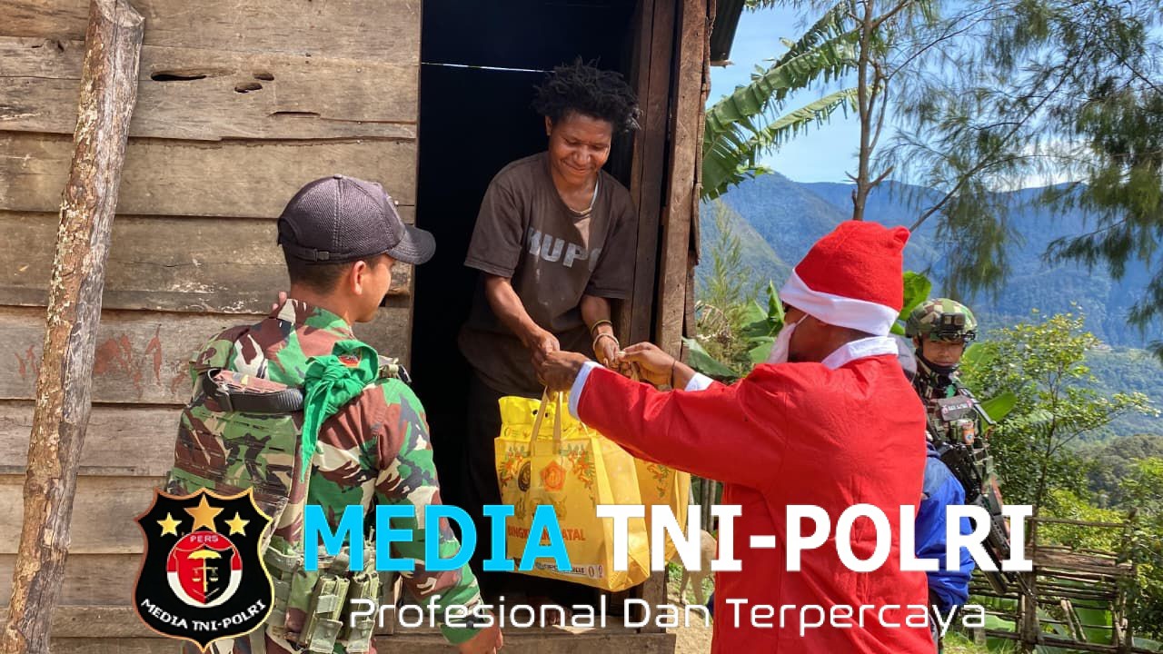Pos Bulangkop Satgas Yonif 751/VJS Bagikan Bingkisan Natal di Kampung Bulangkop, Warga Sambut Penuh Sukacita